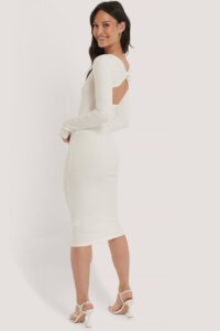 biała sukienka do kolan